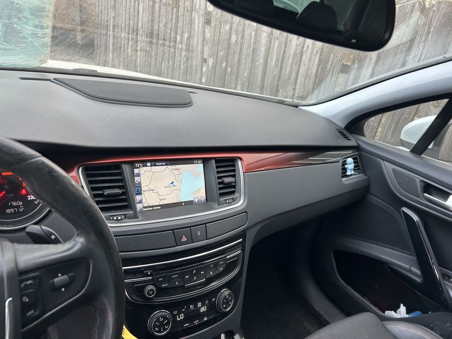 Planșă de bord cu head up display , airbag volan și airbag pasager Peugeot 508