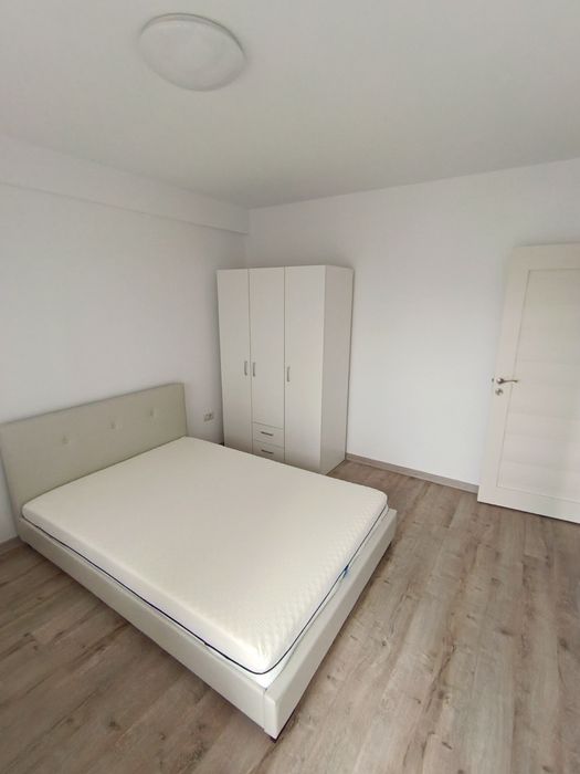 Închiriez apartament 3 camere + garaj la parterul blocului