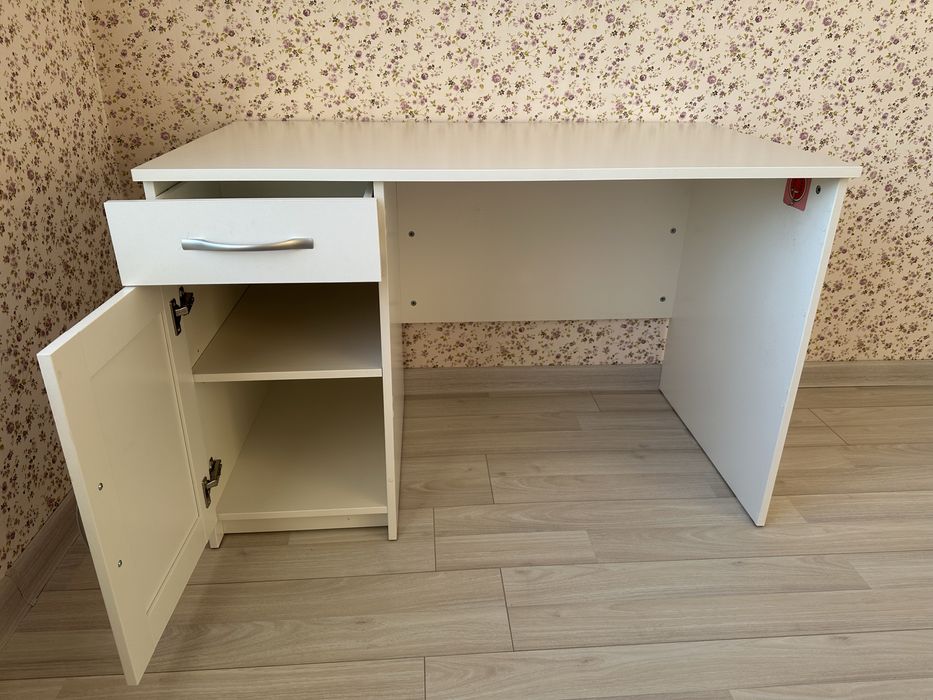 Письменный стол.