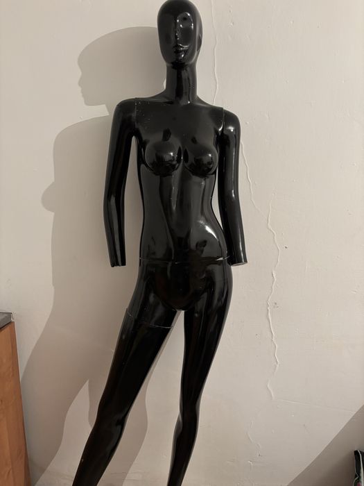 Манекены, вешалки