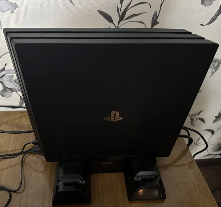 Продаю Sony PlayStation 4 Pro 4 K 1Tb. + Док станция кулер