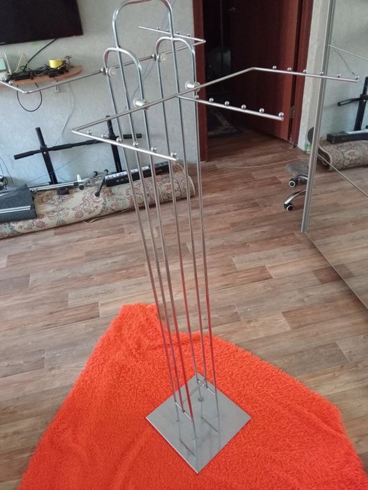 Продам Вешалки стойку разбираеться