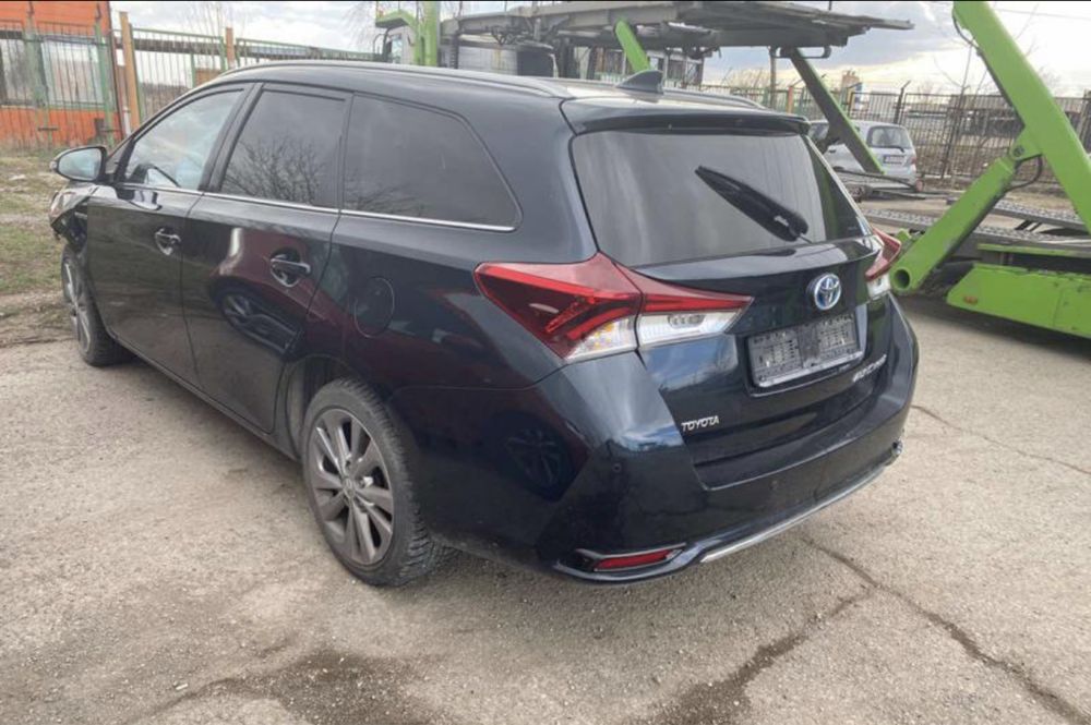Toyota Auris hybrid на части