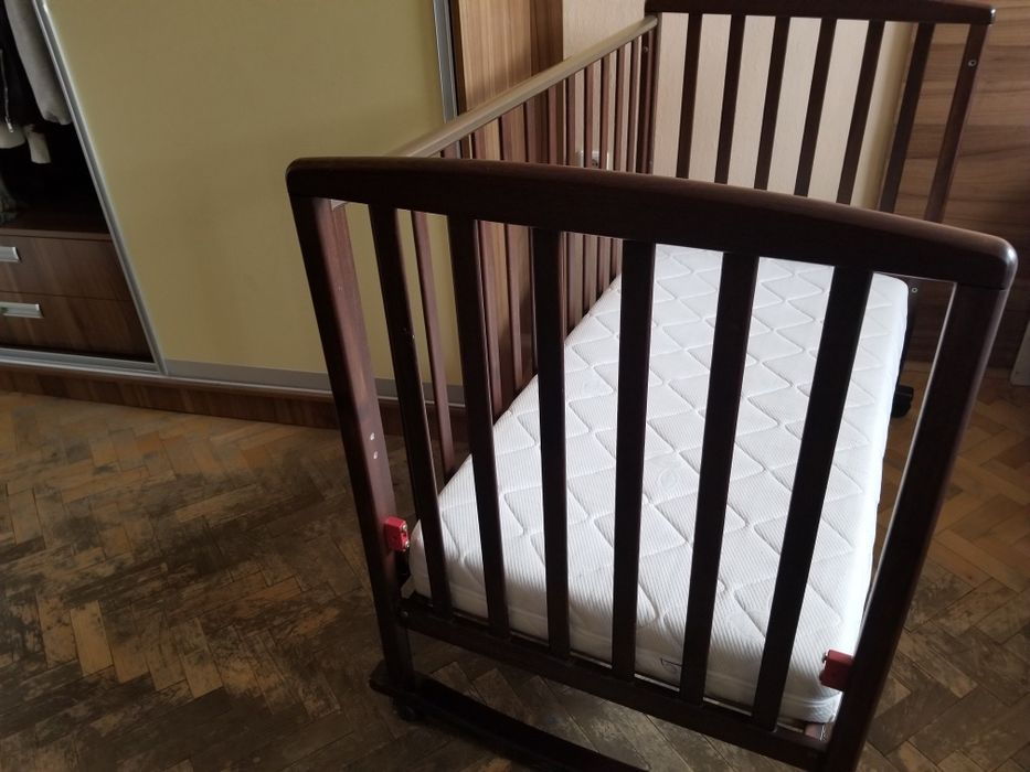 Дървено детско легло-люлка с матрак