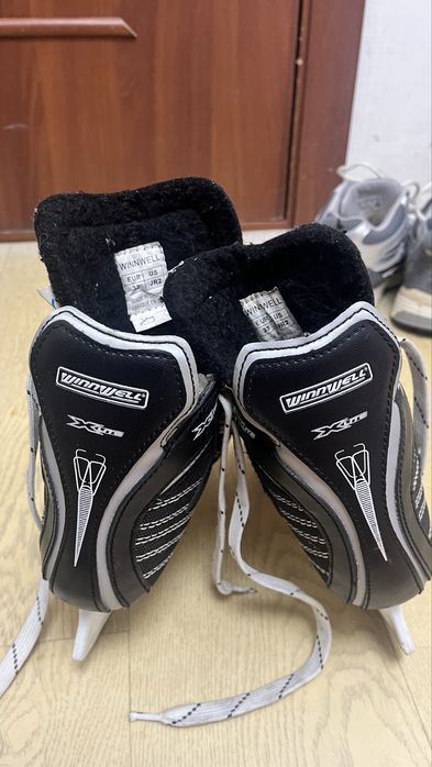 Хокейные коньки.