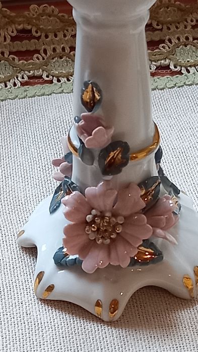 Vand 2 sfesnice porțelan superbe,lucrate manual,noi