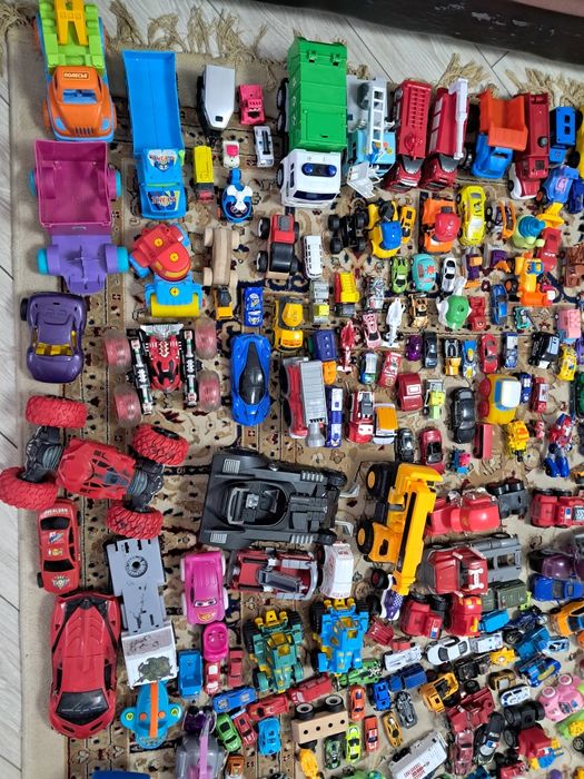 Машинки самые лучшие много разных.