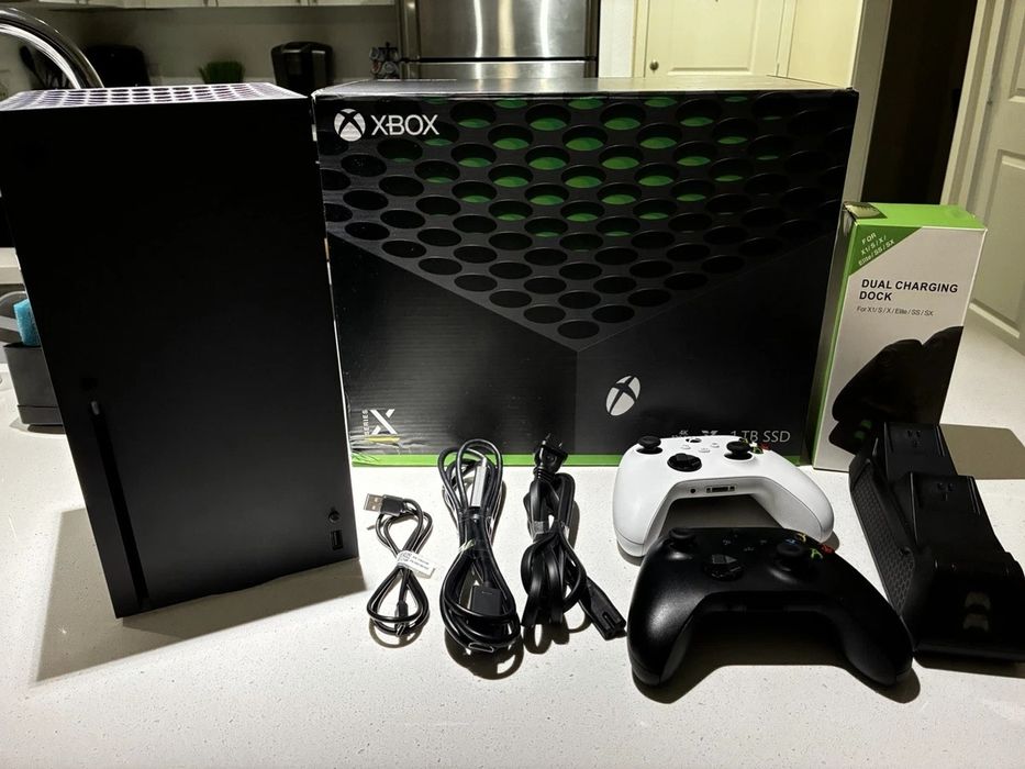 Xbox series X + 2 геймпада
