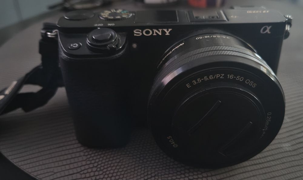 Sony Alpha A6000 + obiectiv 16-50mm