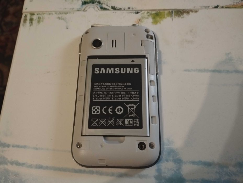 НЕРАБОТЕЩ Смартфон Samsung GT-S5360, за части или за колекционери.