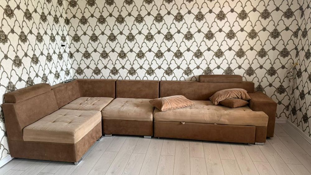 Диван,стол,стулья