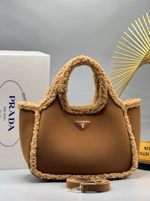 Geanta Prada noua !!! Dimensiuni 35/20 !!!