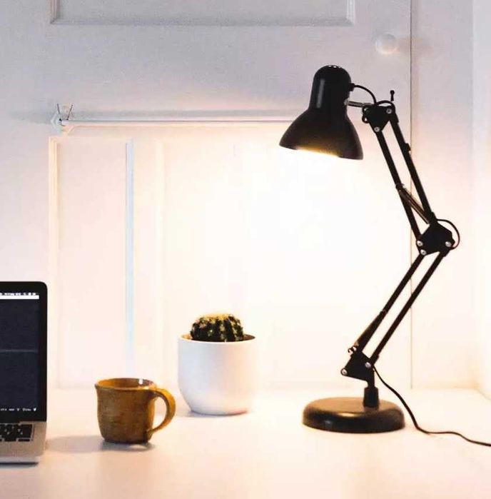 Класическа настолна лампа с подвижно рамо