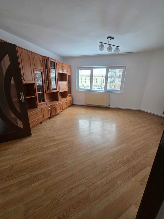 Vând apartament  3 camre – zonă centrală, 1 Mai, 65 m²