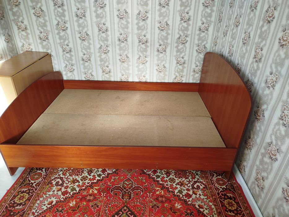 Продам кровать с матрасом