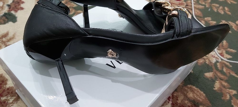 Продам  босоножки