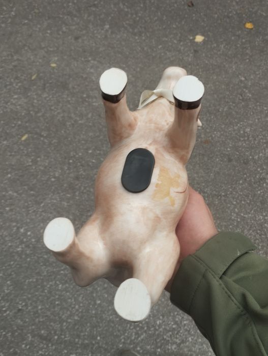 Порцеланова декоративна фигурка на крава-касичка