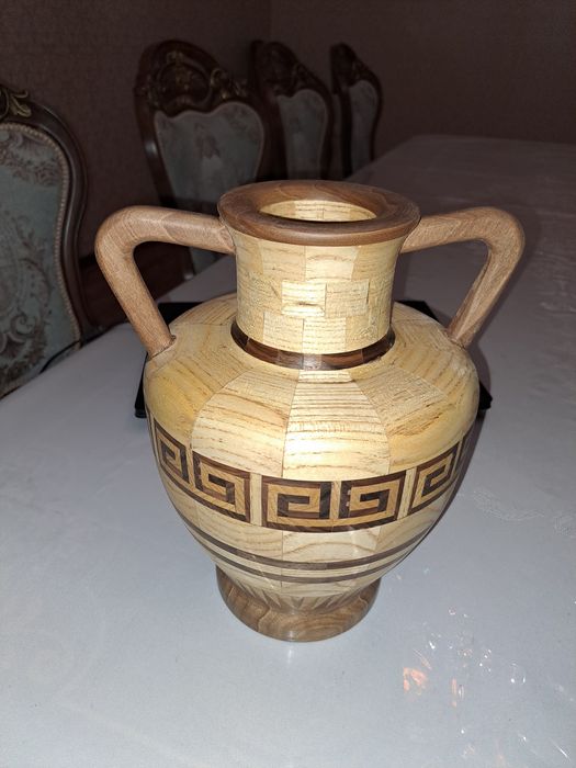 Амфора сделанная из твердых пород дерева