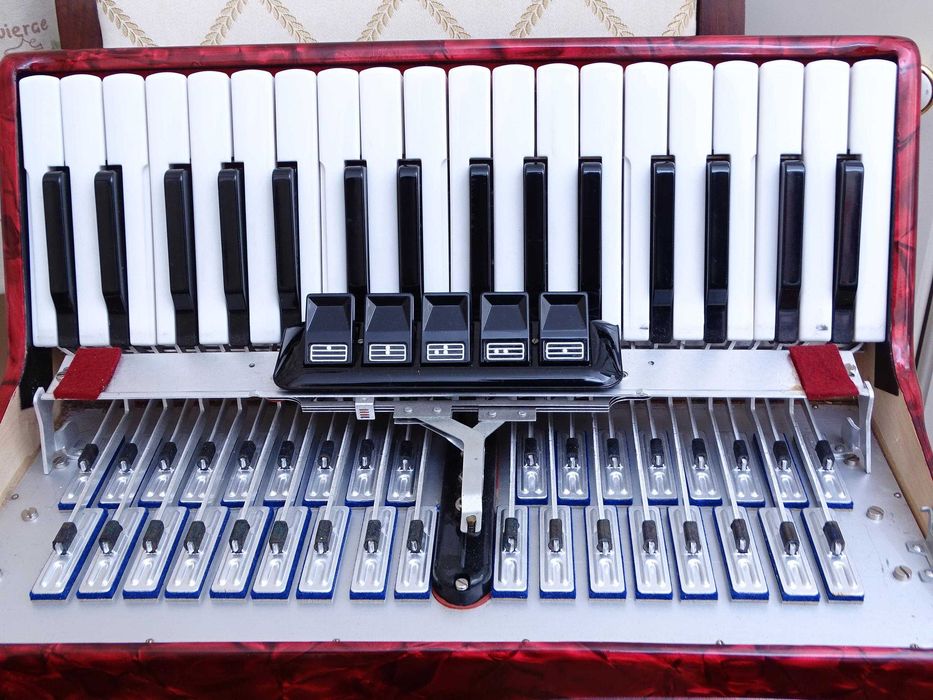 Перфектен акордеон Велтмайстер Серино 60 баса НОВ.