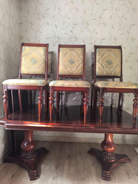 Гостевой стол и 6 стульев