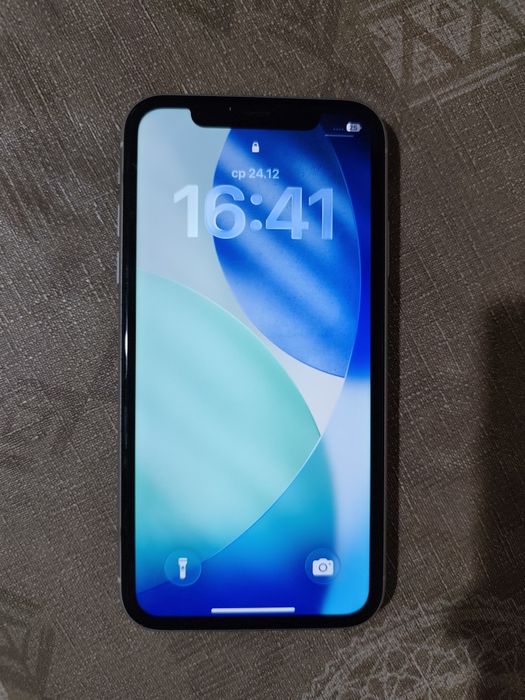 Iphone 11 64GB бял + калъф и кабел