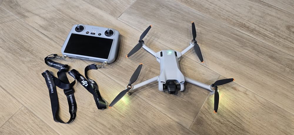 Drona DJI Mini 3 Fly More Combo + Smart Controller