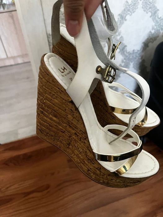 Босоножки на высокой платформе