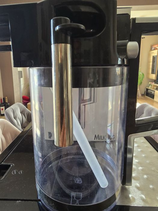 Кафеавтомат De'Longhi Perfecta Cappuccino Graphic Touch (ESAM 5600) + Оригинална кана за мляко – Перфектна!