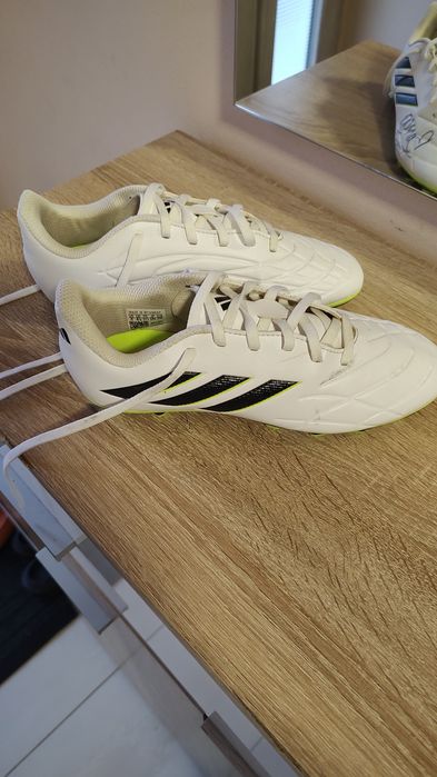 Vând 2 perechi ghete iarba Adidas,mărime 37,5/38