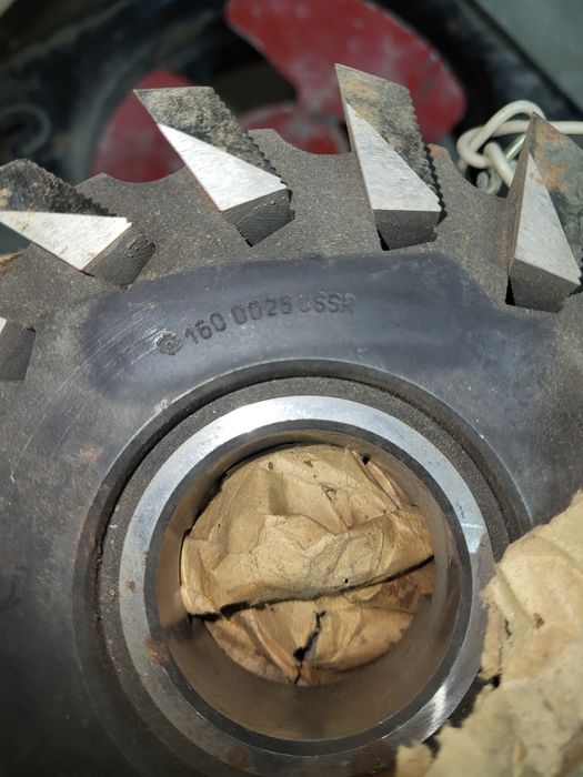 Продам фрезы по металлу и резцы.