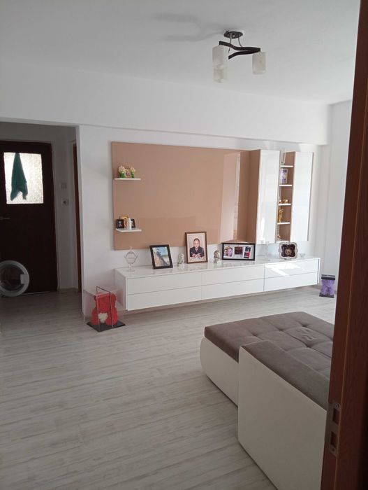 Vând apartament cu 2 camere, strada Eroilor.
