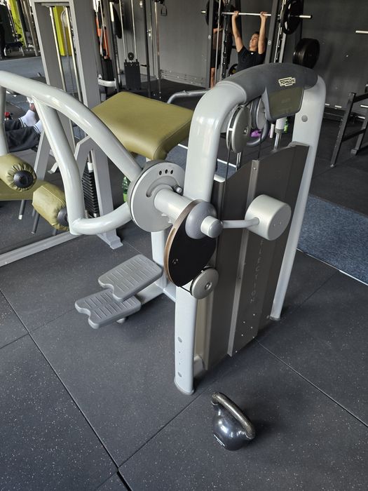 Technogym Glute (aparat mușchii fesieri și parte  spate a piciorului)