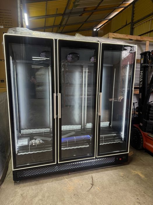 Vitrină frigorifică 3 uși Full Black 1600L