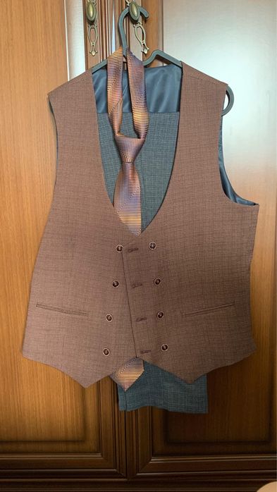 Продам костюм тройка