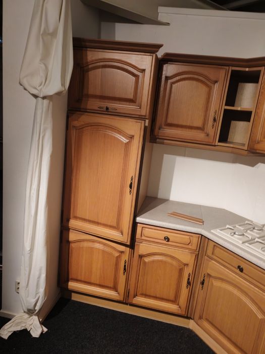 Чисто нова ъглова кухня с  дъбови вратички и уреди