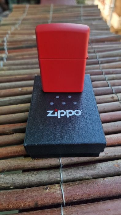 Brichetă Zippo Originală Red Matte – Nouă în cutie / Made in USA