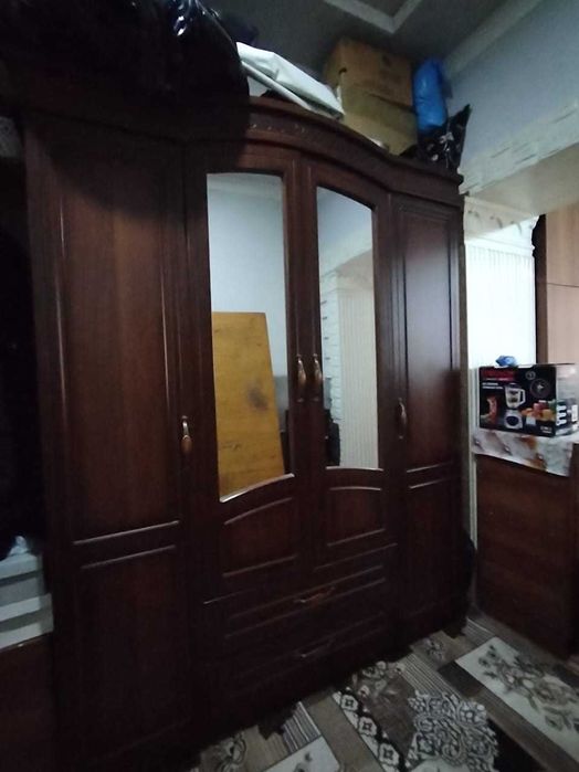 Shkaf mebell yong'oq daraxtidan bulgan judda mustahkam