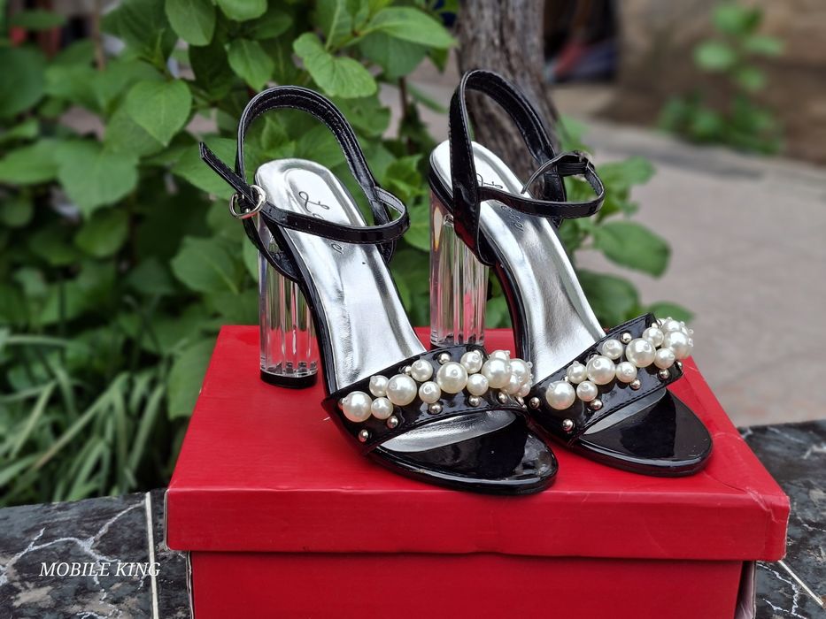 Нови Елегантни черни сандали с перли и прозрачен ток