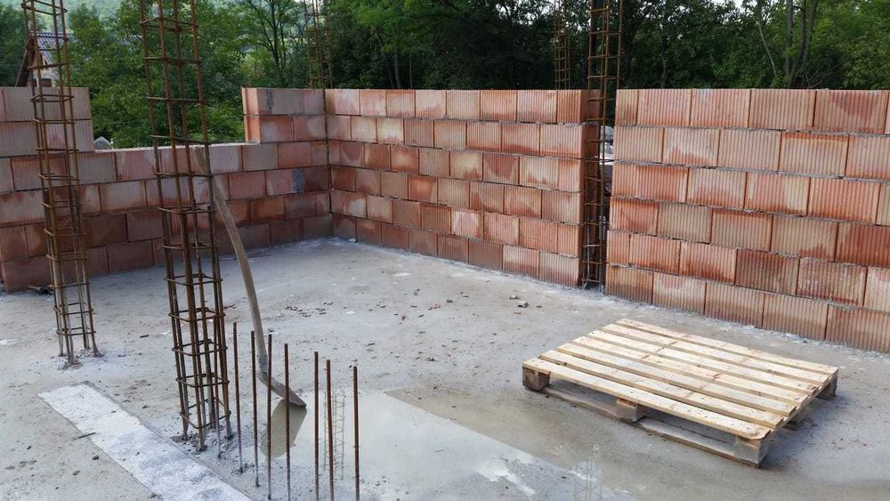 Executam case la roșu