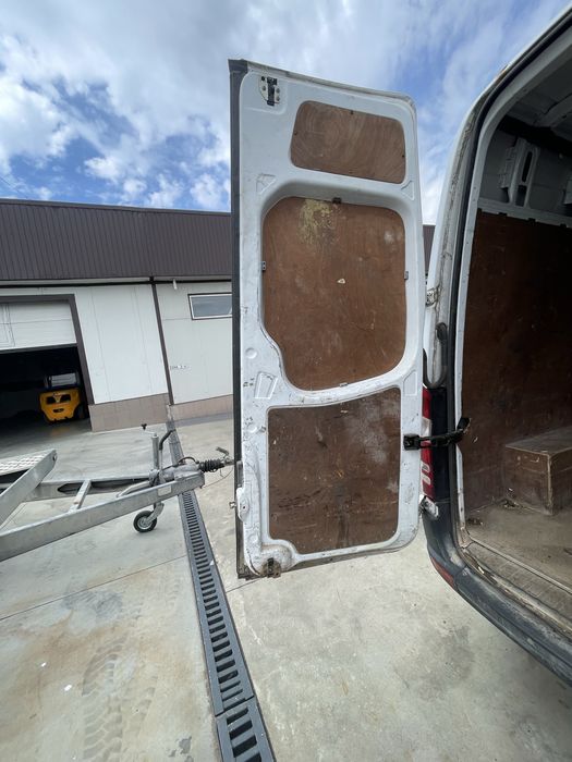 Usi spate sprinter 906