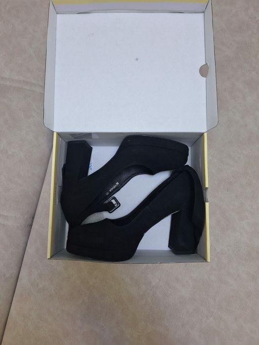 Продаю черные туфли