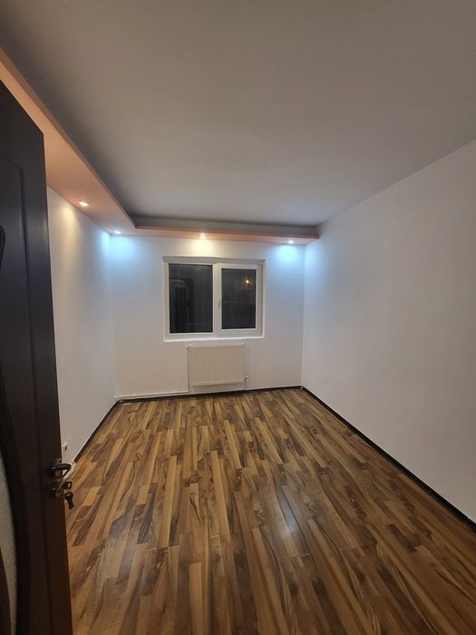 Inchiriez apartament 3 camere ,nemobilat,parter, stradal