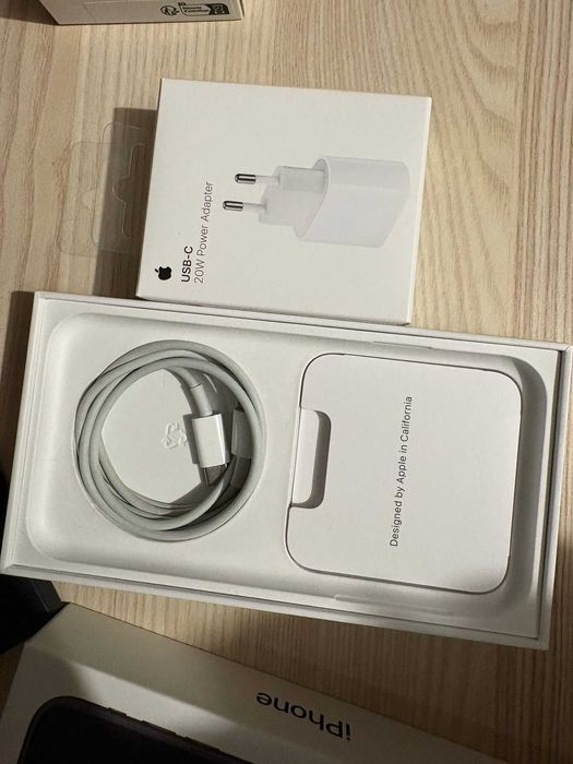 Iphone 11, negru, 64 GB ,inclus un incarcator ,o pereche casti, 4 huse