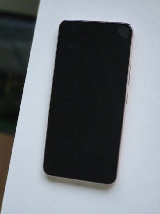 Продавам  запазен телефон