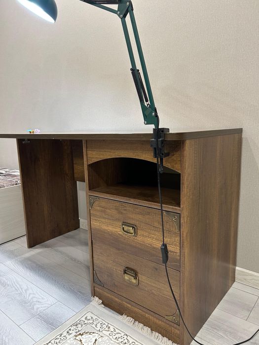 Продаетмя подростковый гарнитур и платяной шкаф