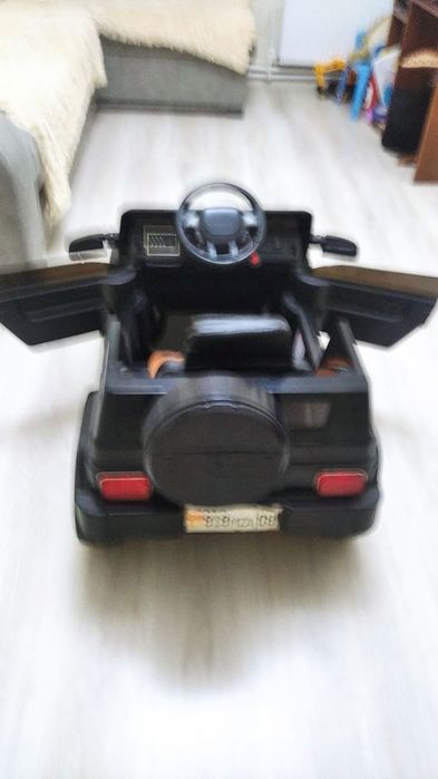 Машина детская на пульте.