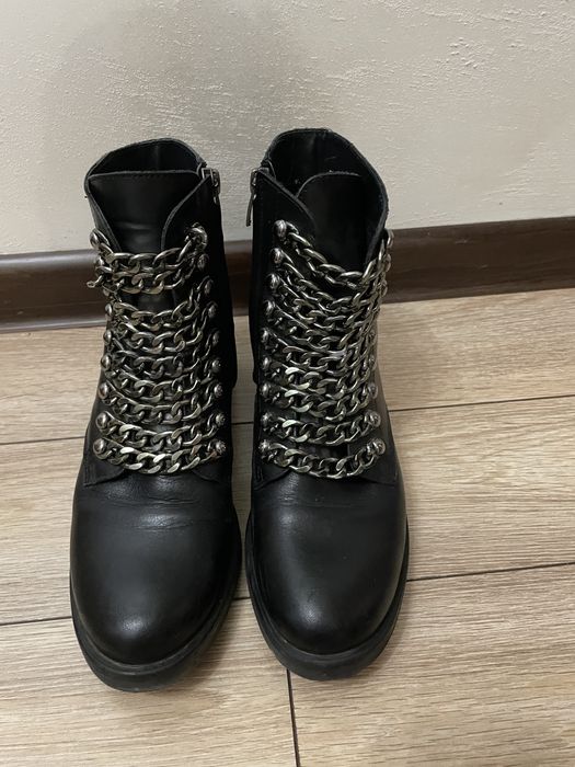 Дамски боти и апрески