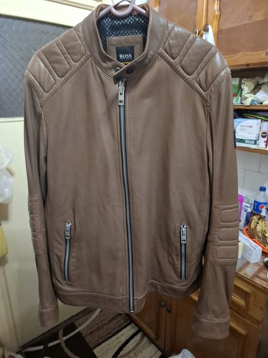 2 geci de piele foarte bine întreținute.