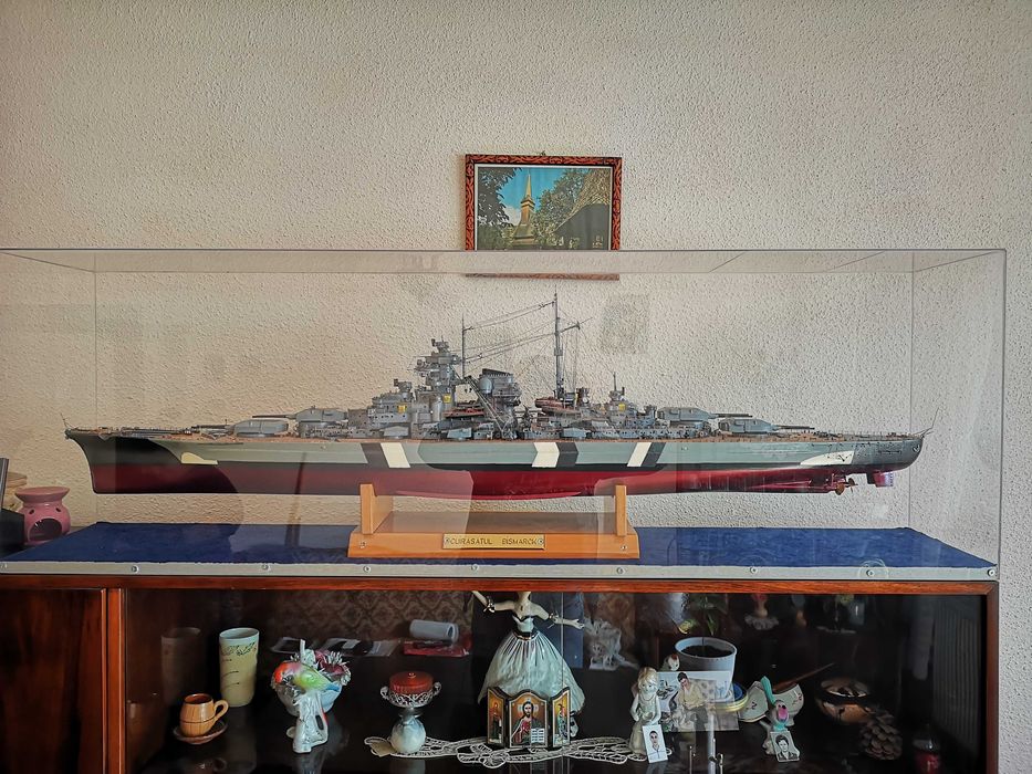 Macheta cuirasatul BISMARCK Hachette COMPLET ANSAMBLATA +display case