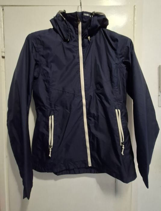 Пролетно яке с качулка против вятър.